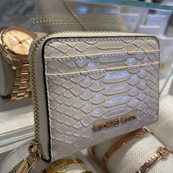 Michael Kors Women Medium Zip Around Card Case Coin Pouch Wallet Light Cream
NWT - Picture 2 of 16